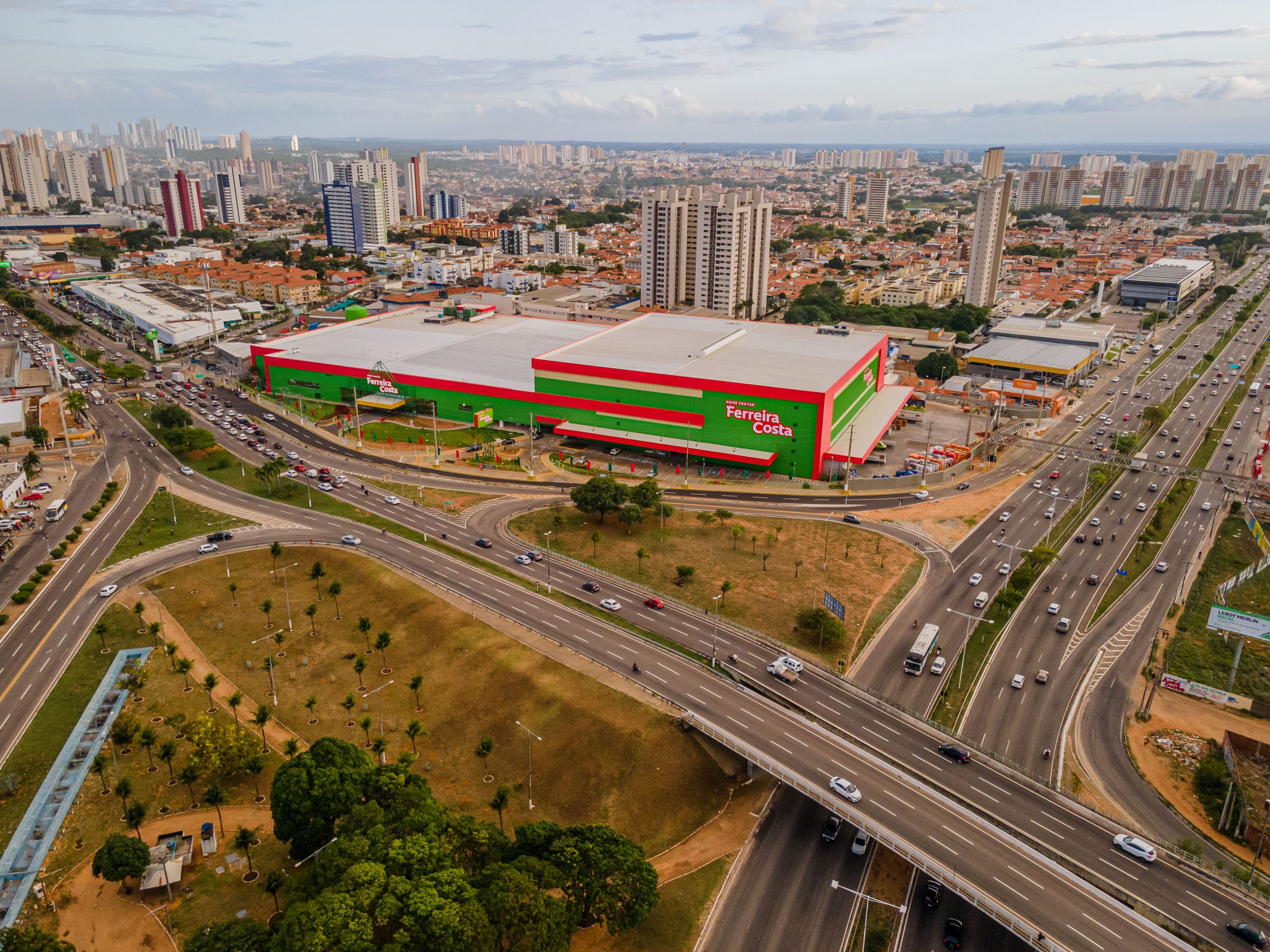 Ferreira Costa: reforma da Loja e construção do depósito