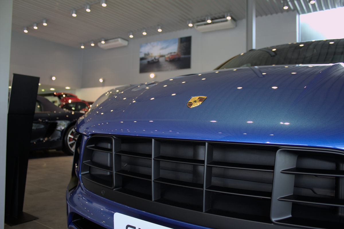 Porsche: Reforma de Galpão