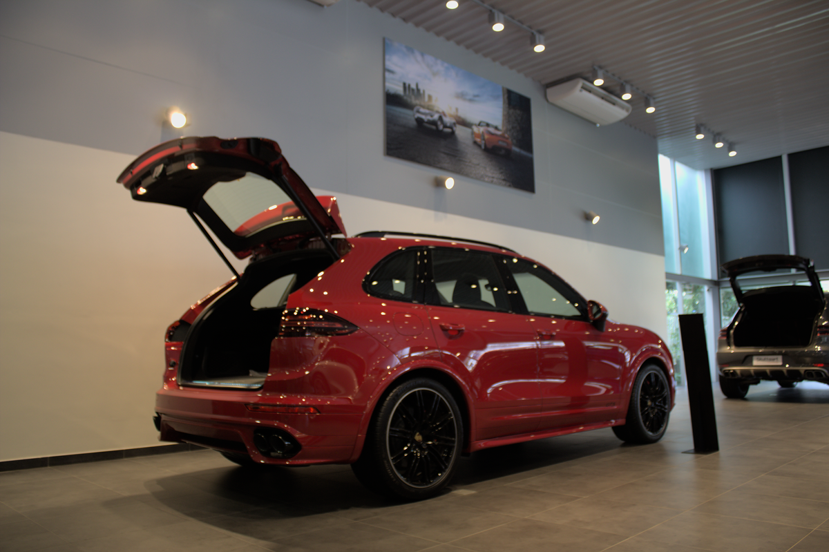 Porsche: Reforma de Galpão